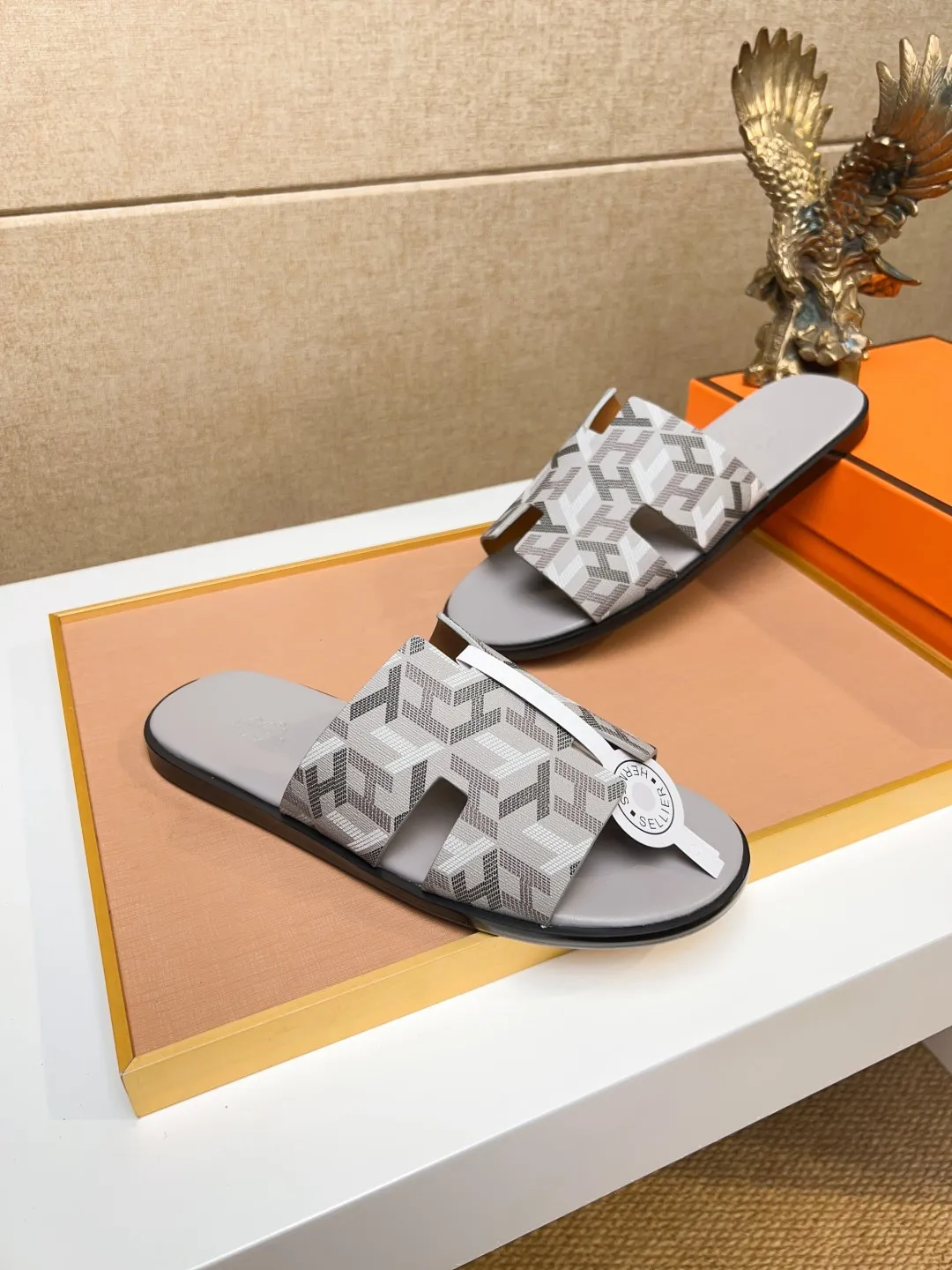 Men's clothing and shoes 💰280 💅💅💅 new arrival. Hermes Hermes official website latest counter synchronized new oran color leather H slippers, the original Paris version flew back to the original model and opened the mold to make it perfectly🍌The highest quality Sincerity, you can enter and leave the counter at will [Deyi] The upper is made of original customized  colored palm prints, crocodile print, ostrich print, colored cow leather, colored cow suede, 🤔 horse hair, 🥳 colored diamonds, 🥰 3D printing, and other genuine leather slippers, imported cow pattern foot pad lining, Italian  latest original genuine leather combination outsole Code number: 38-48 (customized at 46.47.48) Can be made into picture combination sole with genuine leather pattern and ordinary molded outsole